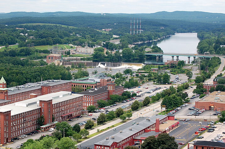 Panorama von Industriegebäuden und Fluss im Hintergrund