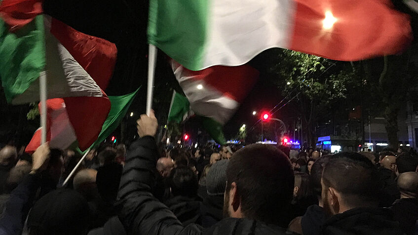 Protestanten mit italienischen Flaggen