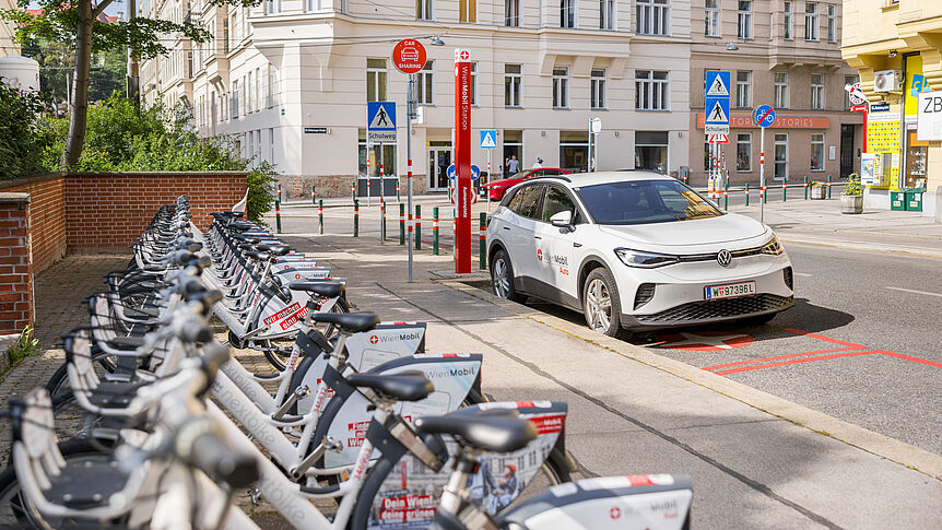 Wien mobil Station mit Elektorauto und Fahrrädern in Wien Währing.