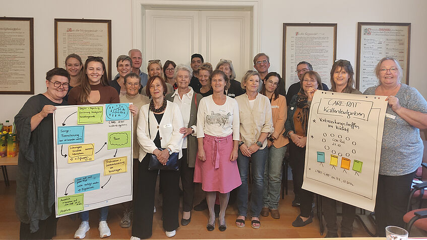 Gruppenbild mit Postern