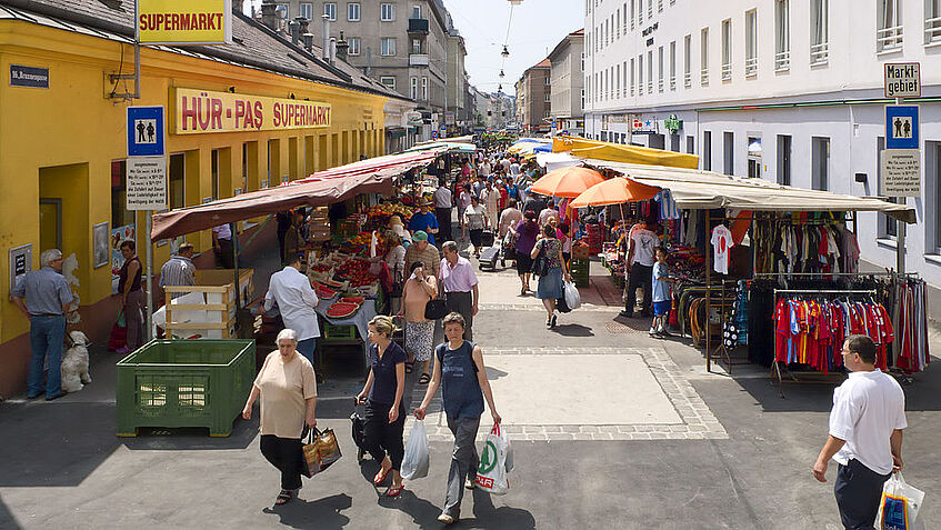 Brunnenmarkt in Wien Ottakring, Richtung Thaliastraße aufgenommen Höhe Friedmanngasse