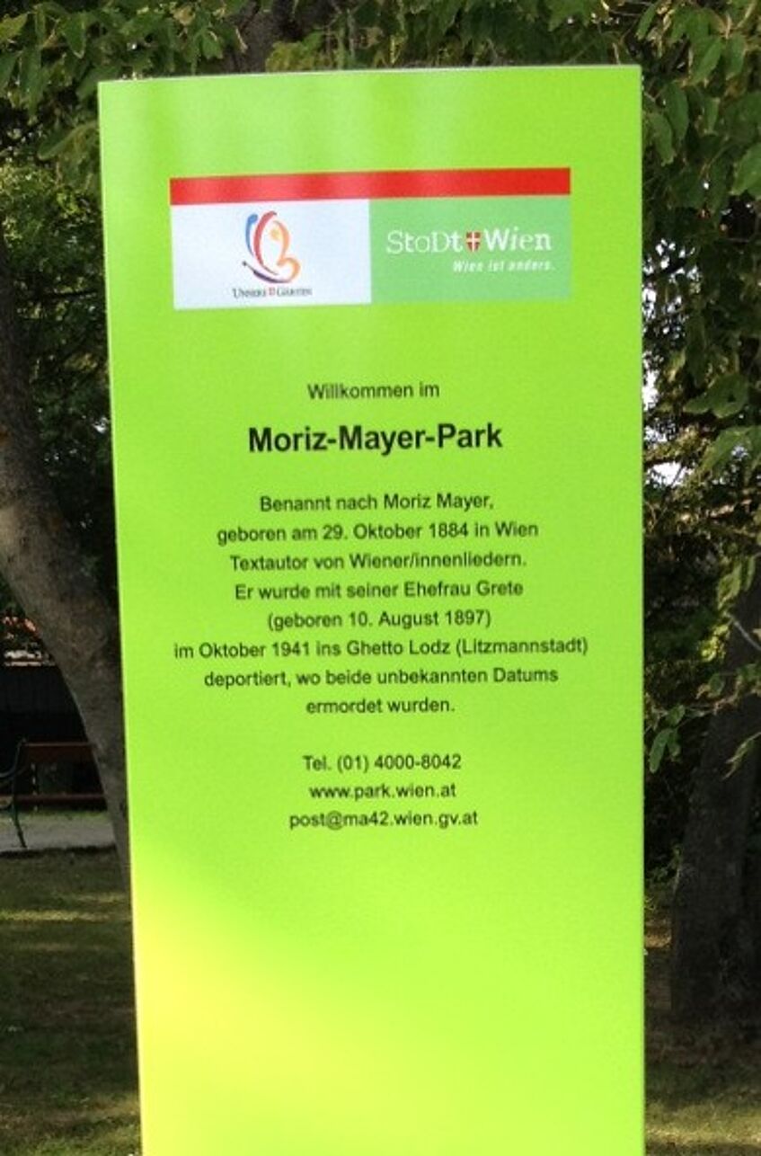 Grüne Gedenktafel im Moritz-Mayer-Park, welche die Deportation nach Lodz und die Ermordung von Grete und Moritz Mayer thematisiert.