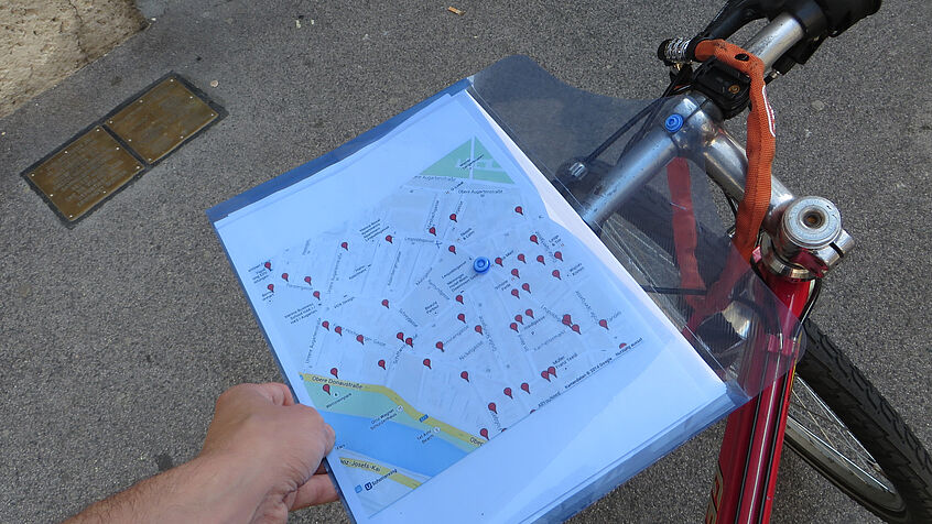Blick auf einen Fahrradlenker und eine ausgedruckte Stadtkarte