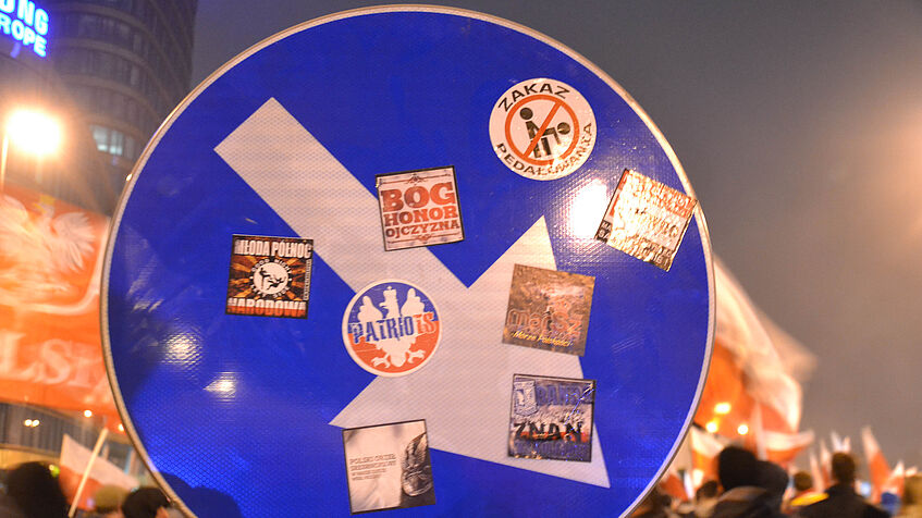 Mit Stickern von rechten Organisationen beklebtes Straßenschild