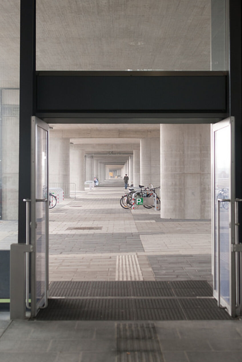 Foto von einem Platz vor dem Ausgang einer U-Bahn Station, auf dem auch Fahrräder stehen.