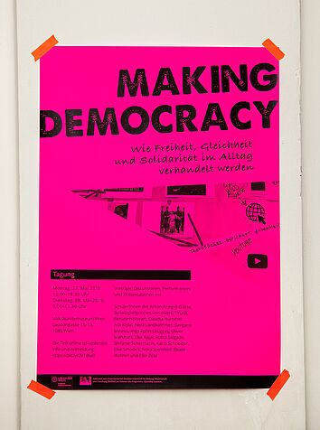 Pinkes Plakat mit der Aufschrift Making Democracy
