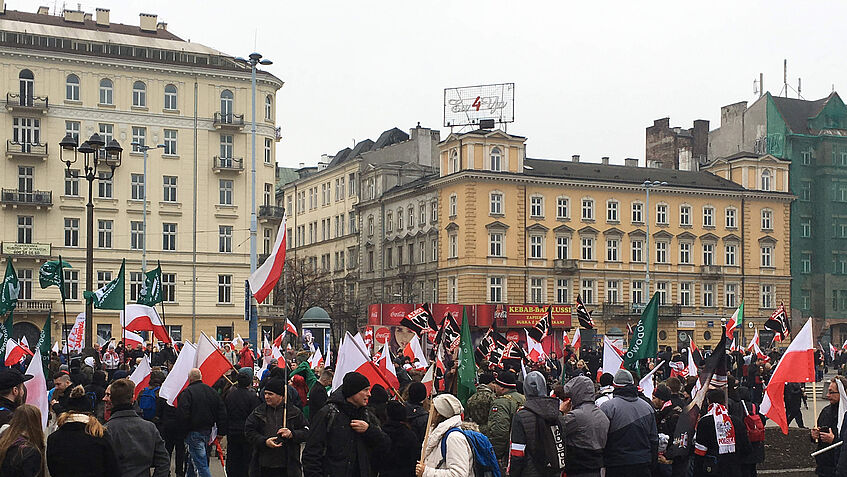 Menschen protestieren mit polnischen Flaggen