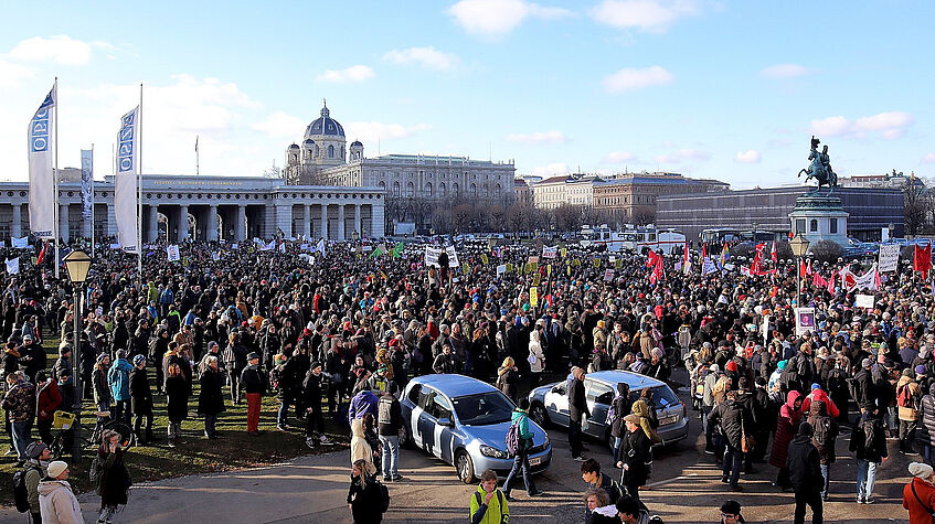 DemonstrantInnen am Wiener Heldenplatz mit Blick auf Richtung Ring und Krypta