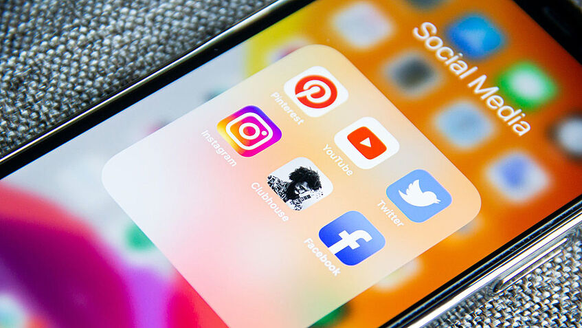 Smartphone zeigt die Icons mehrerr Apps mit der Überschrift 'Social Media'